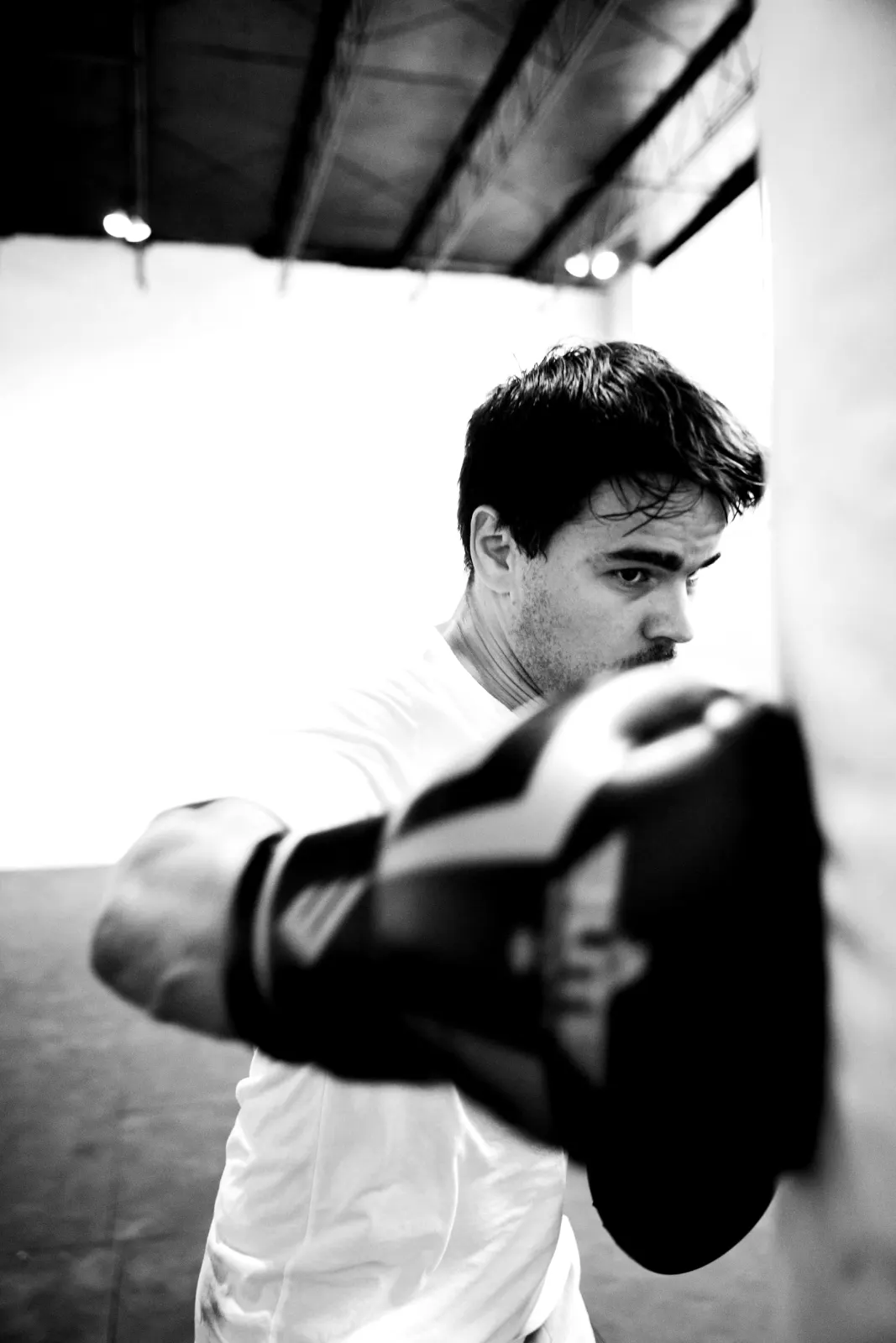 Boks eldiveniyle gard pozisyonunda duran sporcu