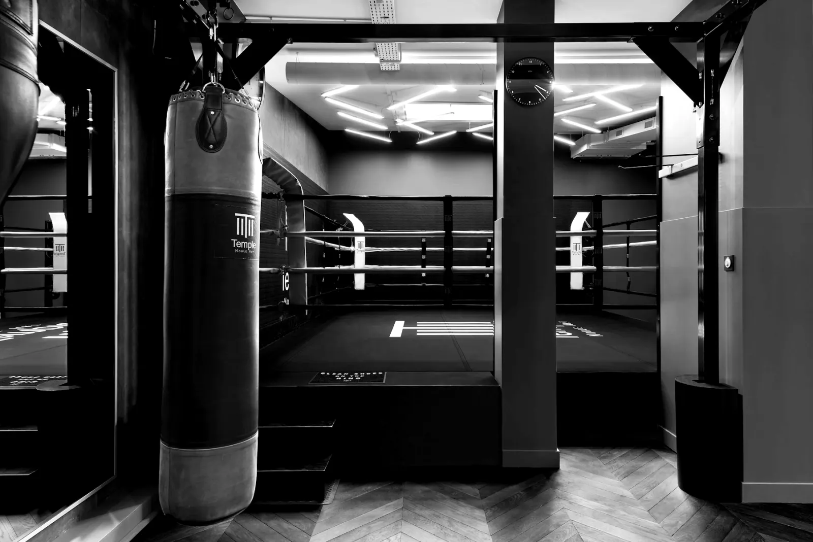 Dövüş salonunda boş ring ve antrenman alanı