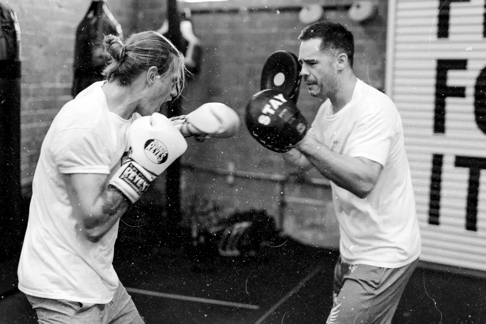 Kontrollü sparring yapan iki genç sporcu