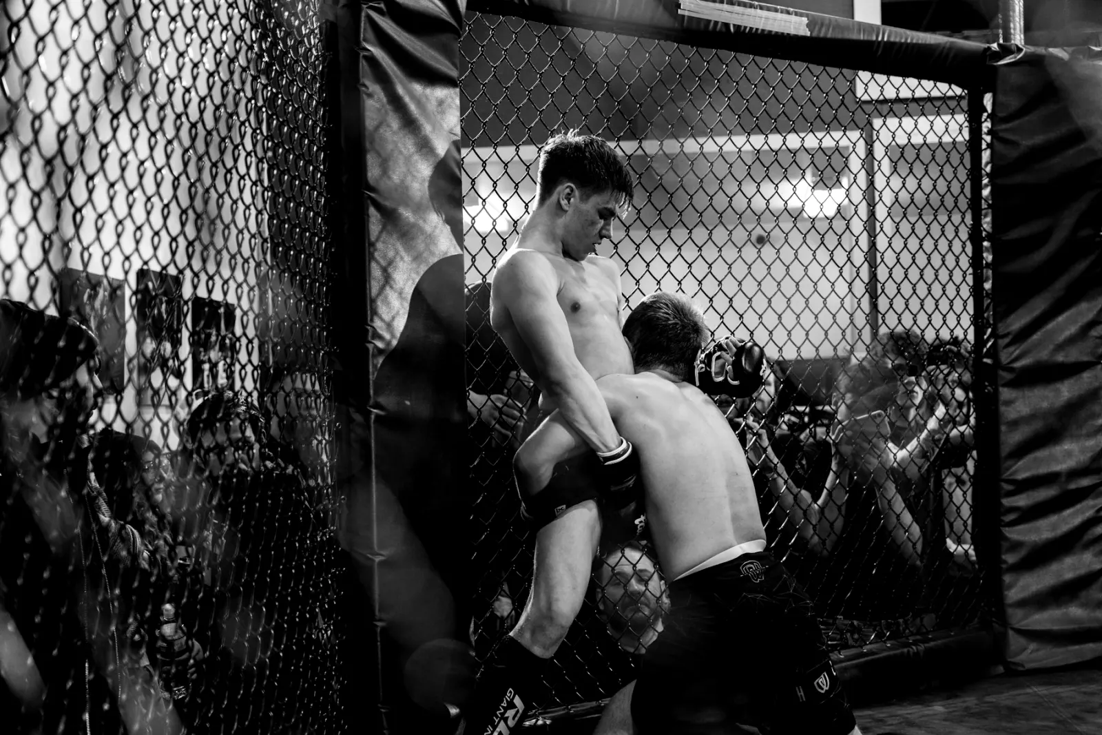Kafes içinde MMA antrenmanı yapan iki sporcu