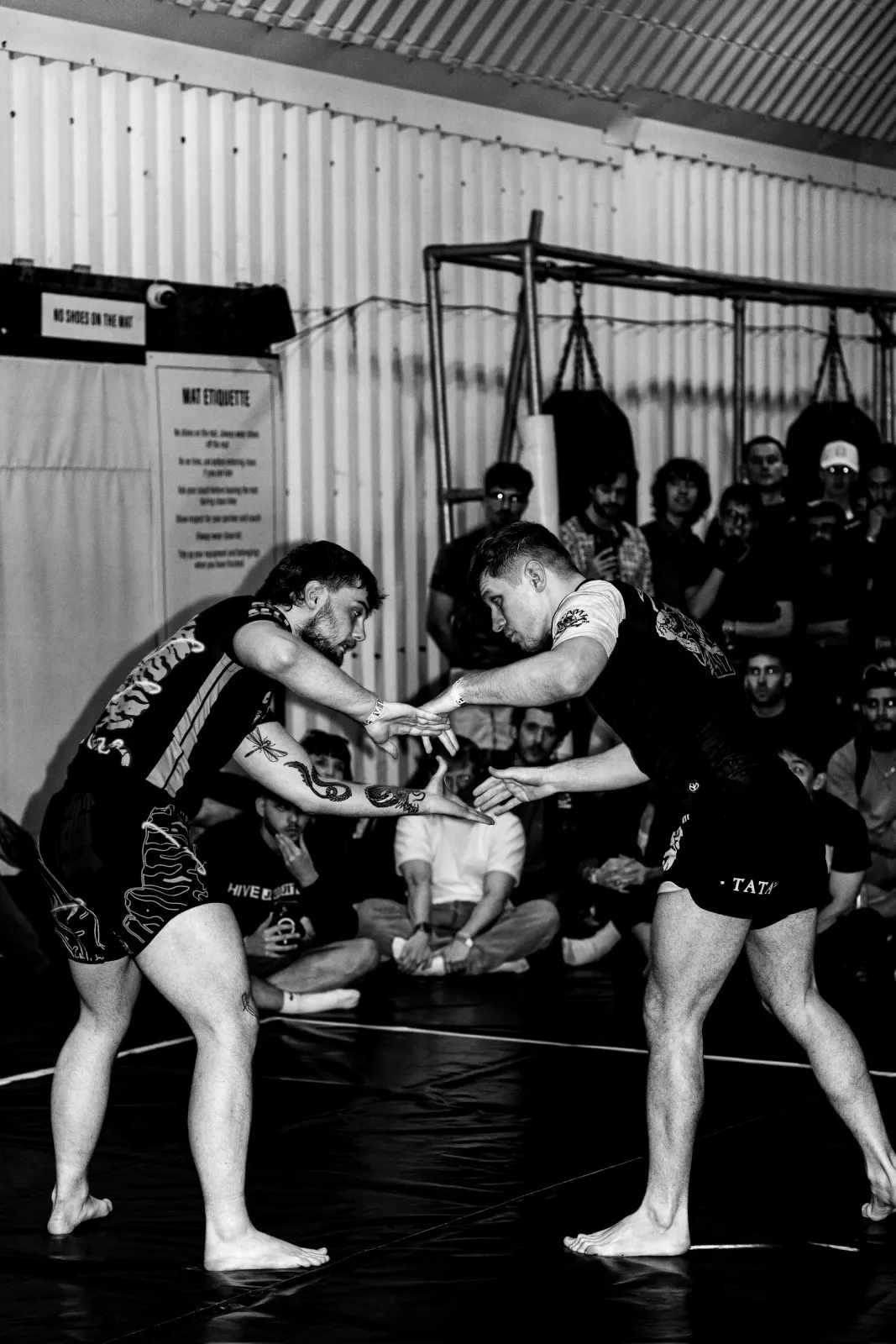 Minderde No-Gi Jiu Jitsu çalışan iki sporcu