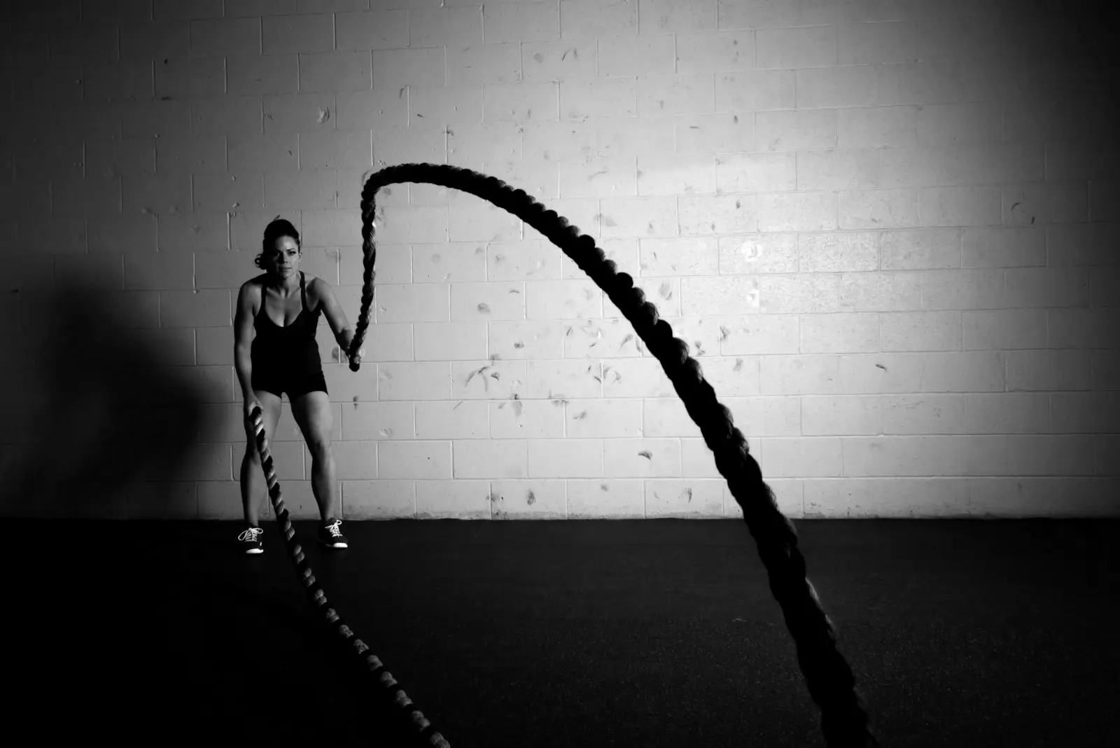 Crossfit antrenmanını anlatan gri tonlu fotoğraf