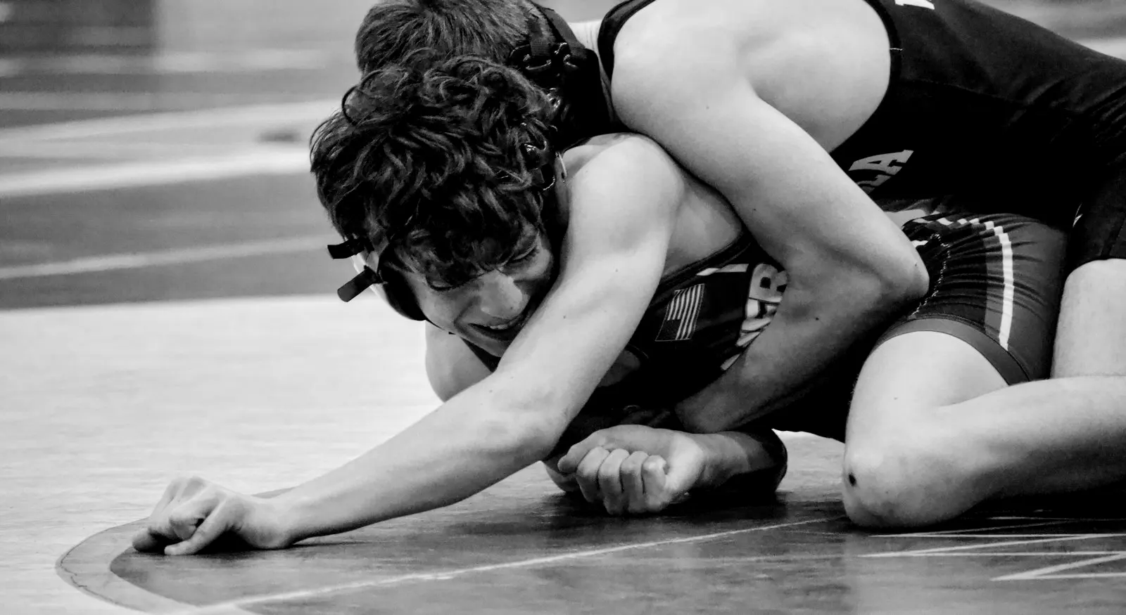 Jiu Jitsu antrenmanını anlatan gri tonlu fotoğraf