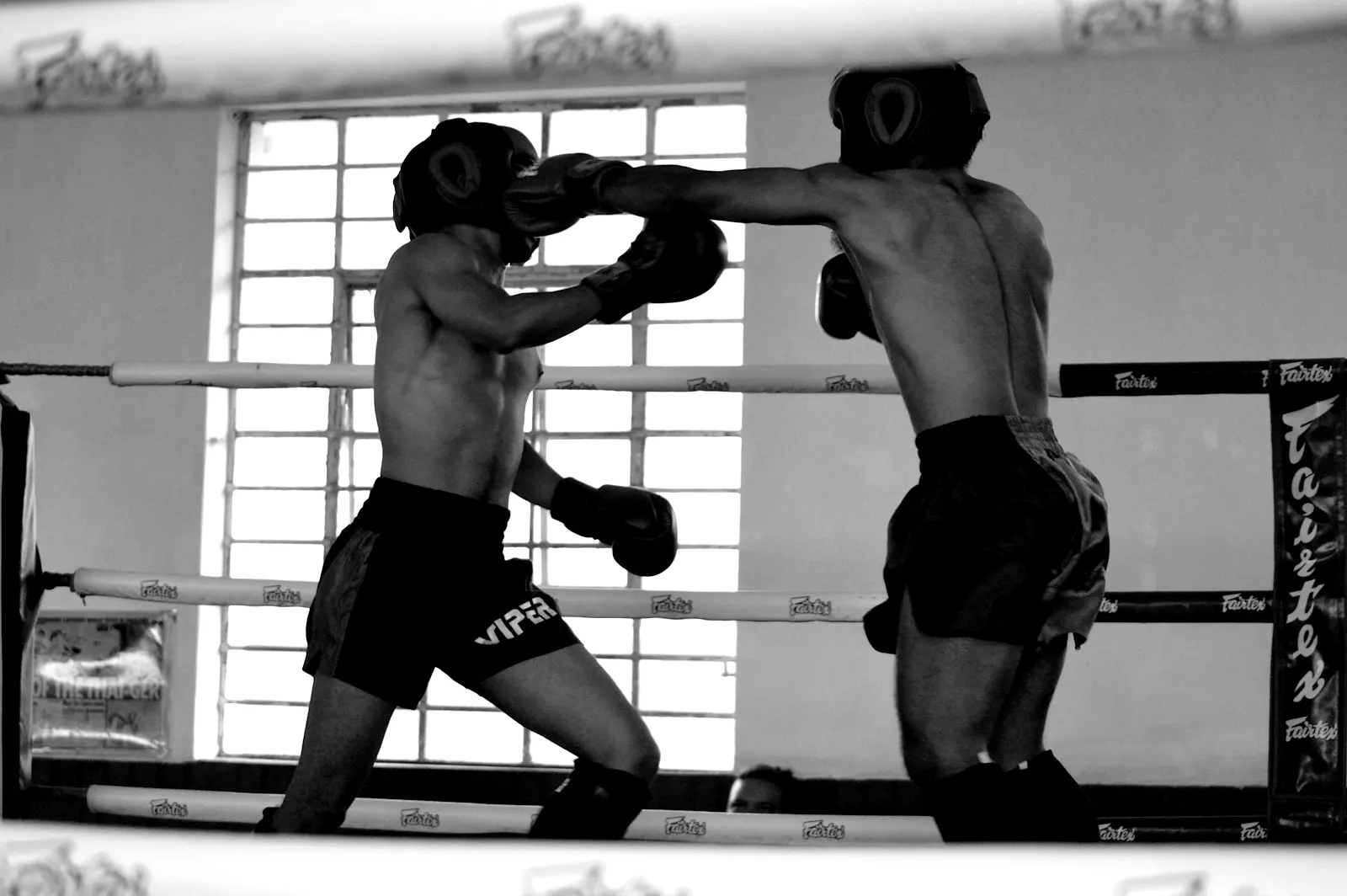 Kickboks / Muay Thai antrenmanını anlatan gri tonlu fotoğraf