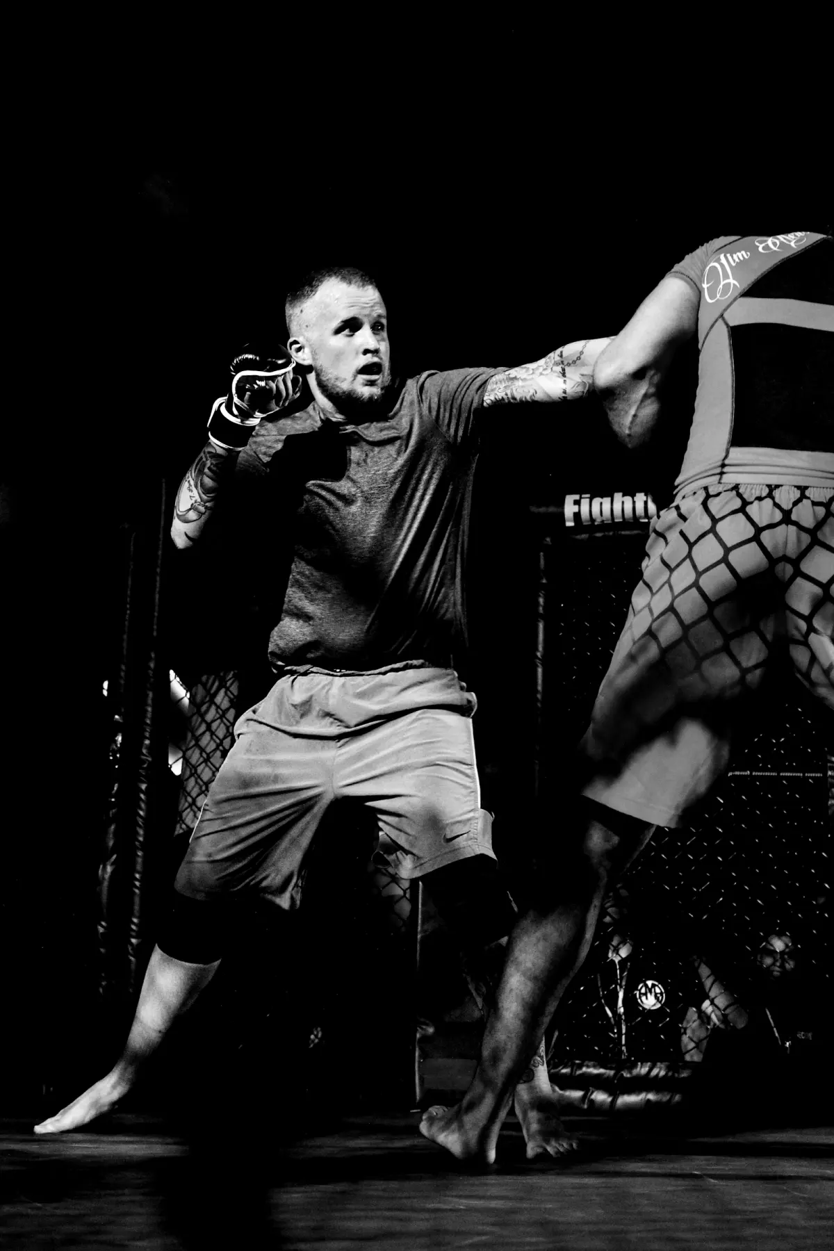 MMA antrenmanını anlatan gri tonlu fotoğraf