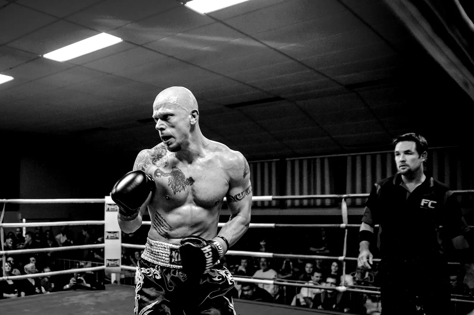 Ringde Muay Thai sporcusunun gri tonlu fotoğrafı